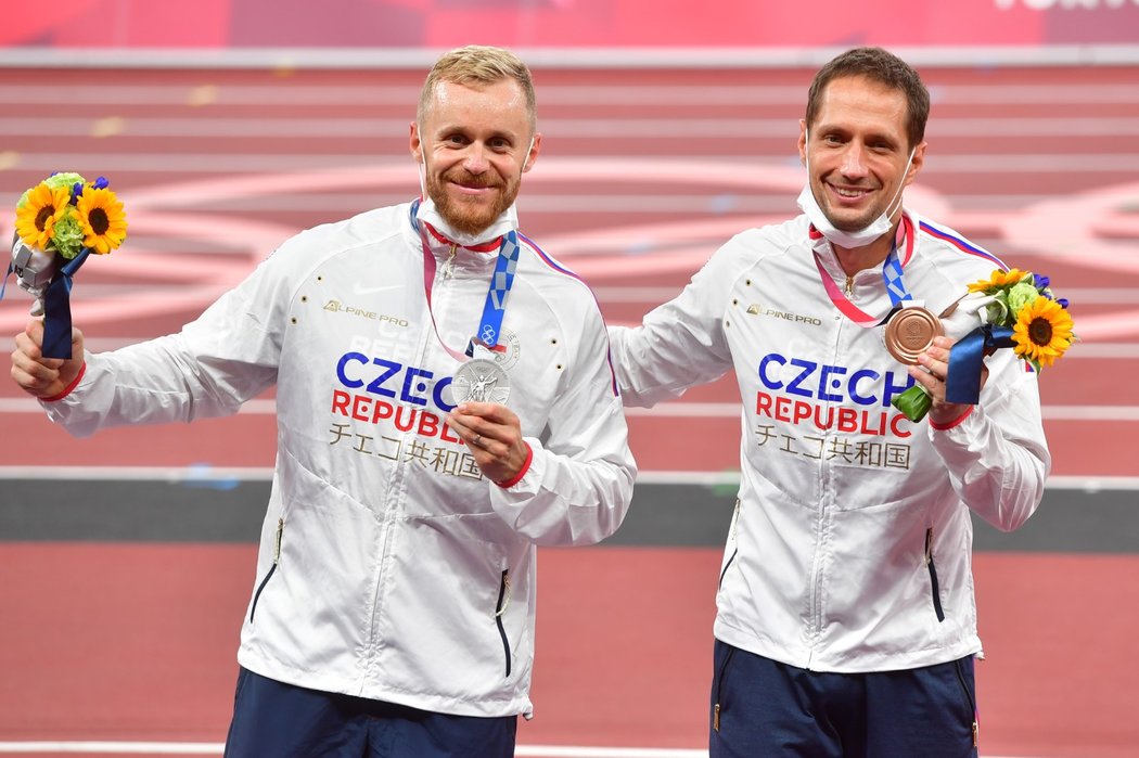Čeští oštěpaři Jakub Vadlejch (vlevo) a Vítězslav Veselý se stříbrnou a bronzovou medailí