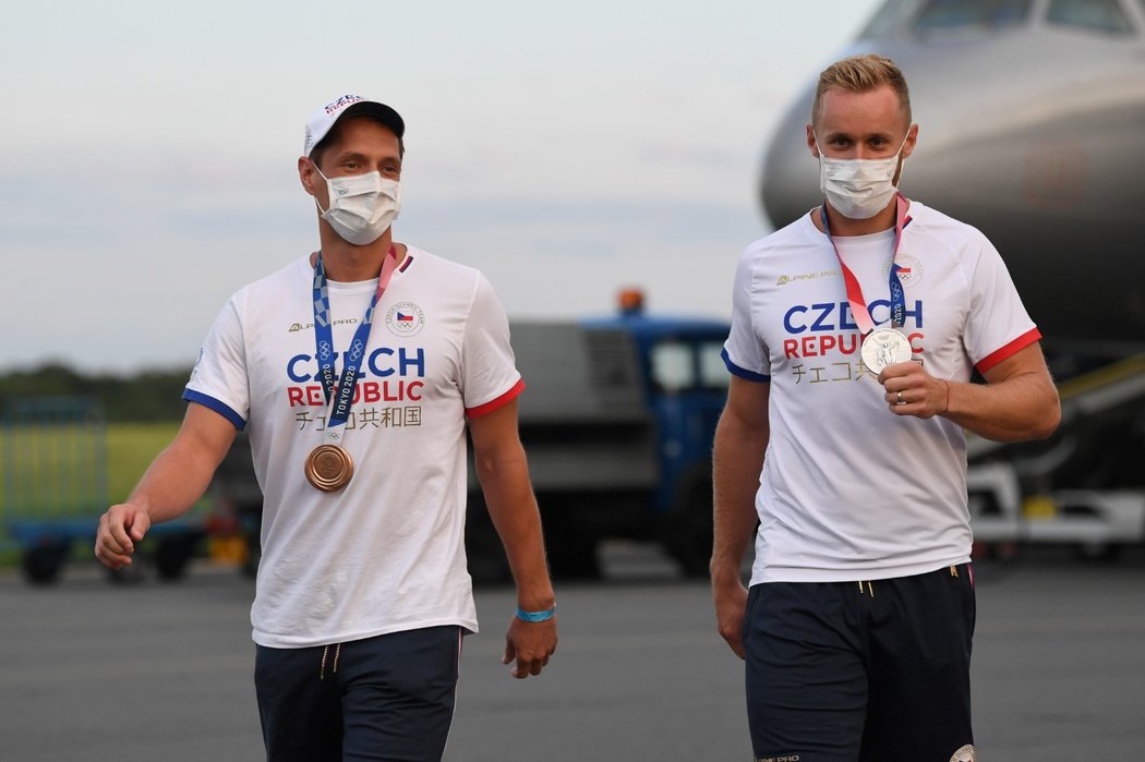 Čeští medailisté v hodu oštěpem Jakub Vadlejch (vpravo) a Vítězslav Veselý se vrátili do Česka