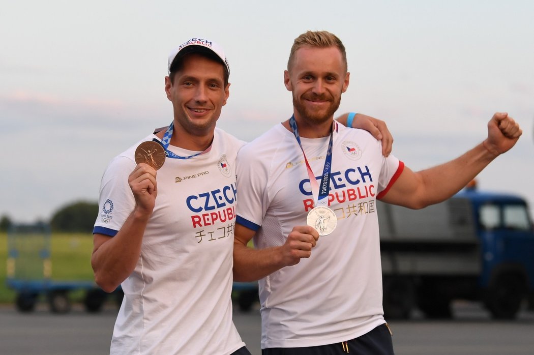 Čeští oštěpaři Vítězslav Veselý (vlevo) a Jakub Vadlejch po návratu z olympiády v Tokiu