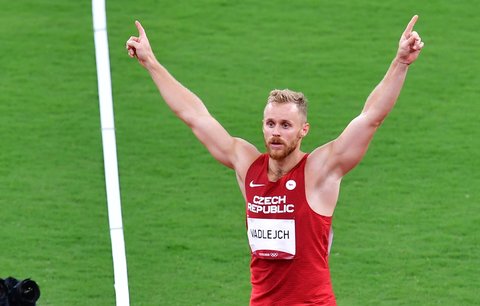 Český oštěpař Jakub Vadlejch oslavuje stříbro na Hrách v Tokiu