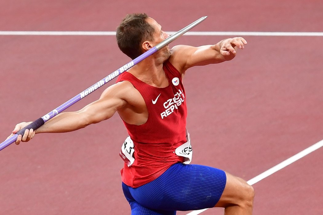 Český oštěpař Vítězslav Veselý při svém hodu na olympiádě v Tokiu