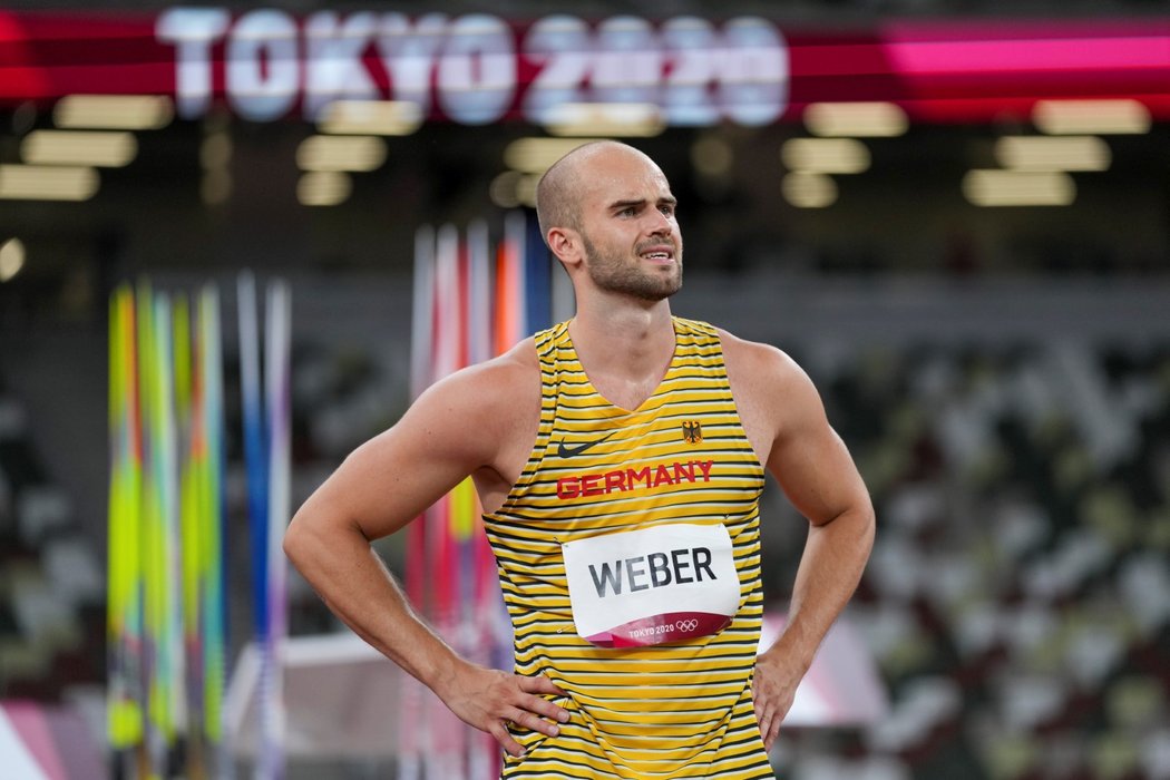 Německý oštěpař Julian Weber v olympijském finále dlouho ohrožoval české atlety Jakuba Vadlejcha a Vítězslava Veselého