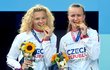 České tenistky Kateřina Siniaková a Barbora Krejčíková krátce poté, co na olympiádě v Tokiu zvítězily ve finále čtyřhry