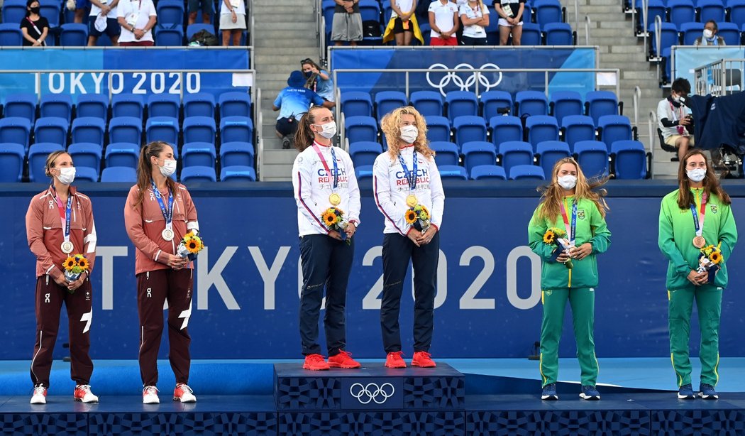 Medailistky olympijského turnaje ve čtyřhře, kterou ovládly Kateřina Siniaková a Barbora Krejčíková 