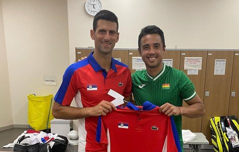 Poražený Bolivijec Hugo Dellien dostal v šatně tričko od Novaka Djokoviče