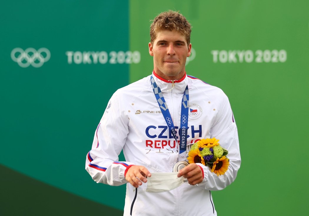 Lukáš Rohan se svou stříbrnou medailí z olympijského závodu kanoistů