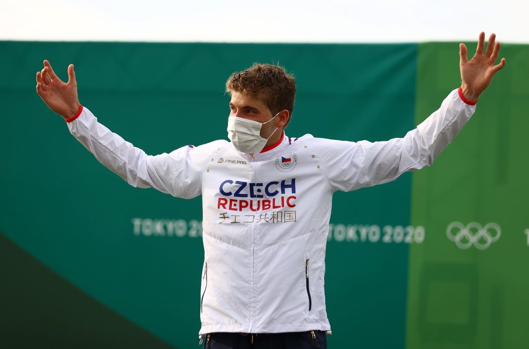Lukáš Rohan se raduje ze stříbrné medaile na olympiádě v Tokiu