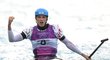 Lukáš Rohan se raduje po své finálové jízdě na olympiádě v Tokiu. Bezprostředně po ní byl druhý - a nikdo ze tří následujících závodníků ho o stříbro nepřipravil...