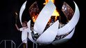 Olympijský oheň zapálila na závěr slavnostního zahájení her v Tokiu japonská tenisová hvězda Naomi Ósakaová.