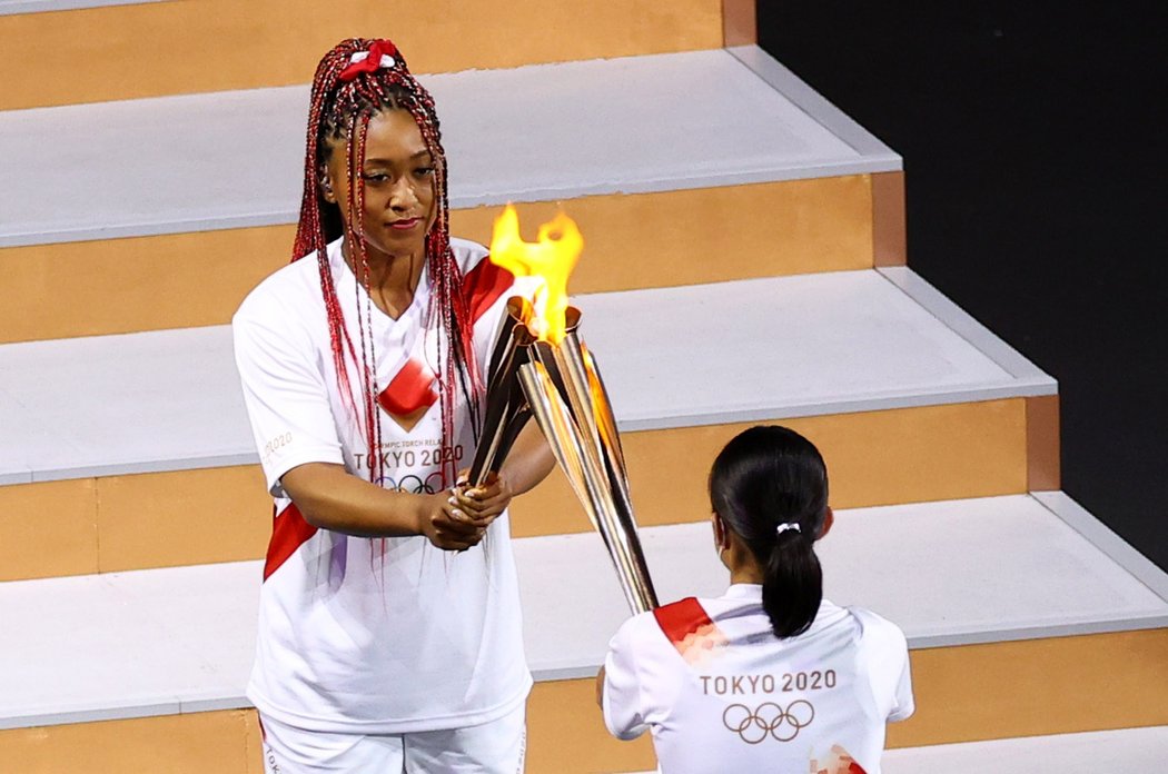 Olympijský oheň zapálila na závěr slavnostního zahájení her v Tokiu japonská tenisová hvězda Naomi Ósakaová.