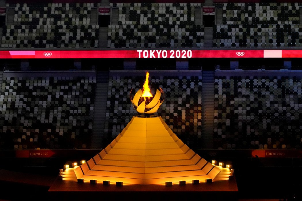 Olympijský oheň zapálila na závěr slavnostního zahájení her v Tokiu japonská tenisová hvězda Naomi Ósakaová.
