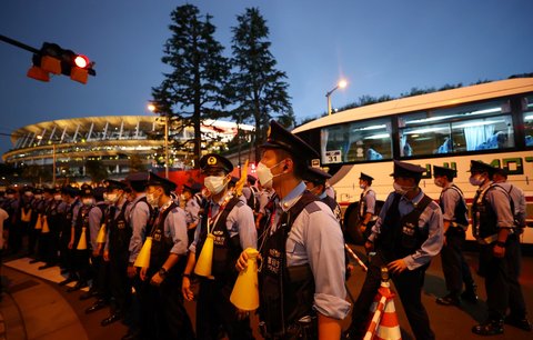 Policisté před olympijským stadionem v Tokiu dohlíží na slavnostní zahájení