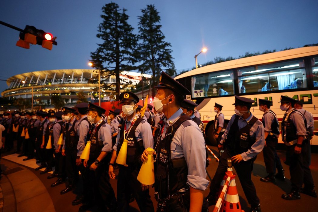 Policisté před olympijským stadionem v Tokiu dohlíží na slavnostní zahájení