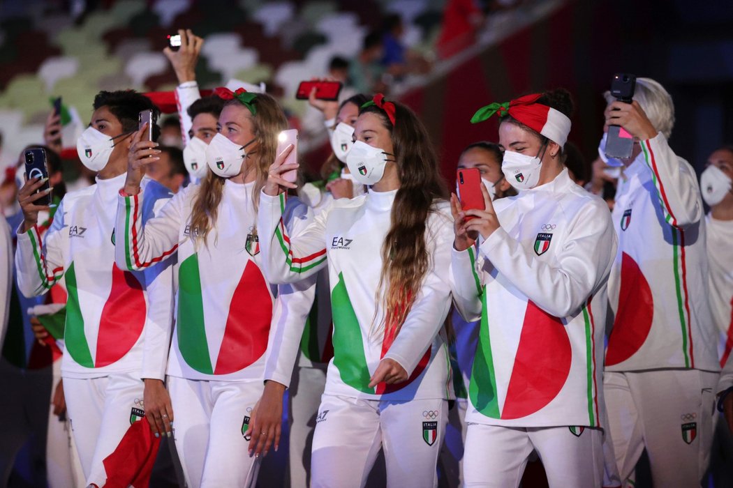 Italští sportovci nastupují při slavnostním zahájení olympiády v Tokiu
