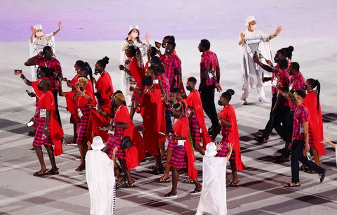 Keňané nastupují při slavnostním zahájení olympijských her v Tokiu