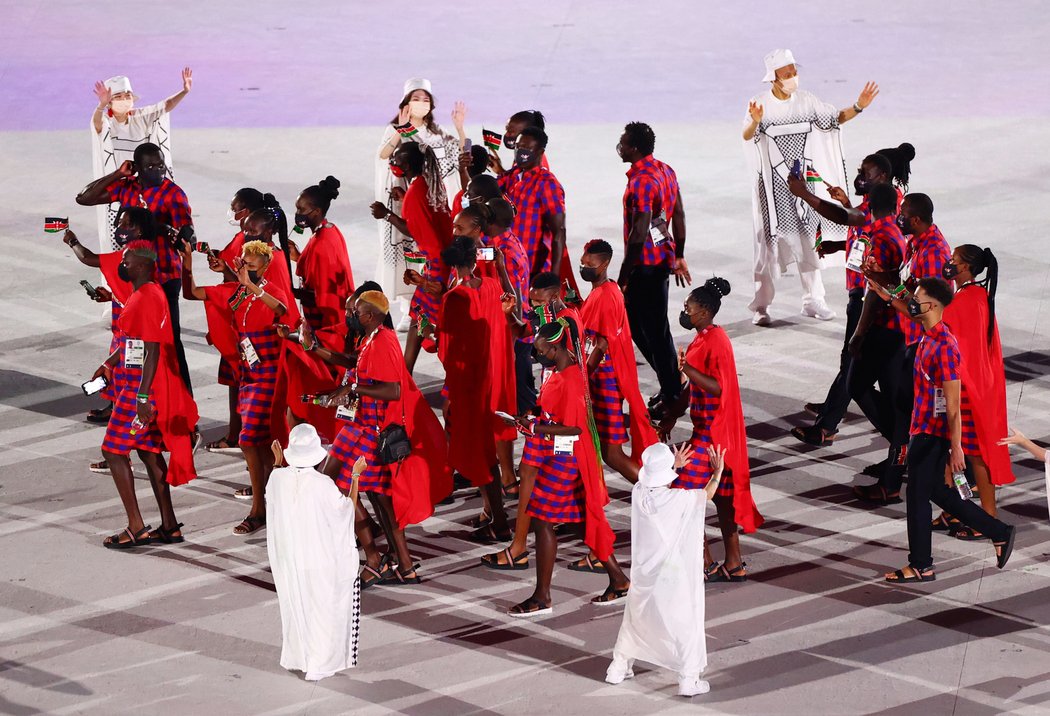 Keňané nastupují při slavnostním zahájení olympijských her v Tokiu