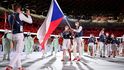Petra Kvitová s Tomášem Satoranským jako vlajkonoši české výpravy při slavnostním zahájení olympijských her v Tokiu