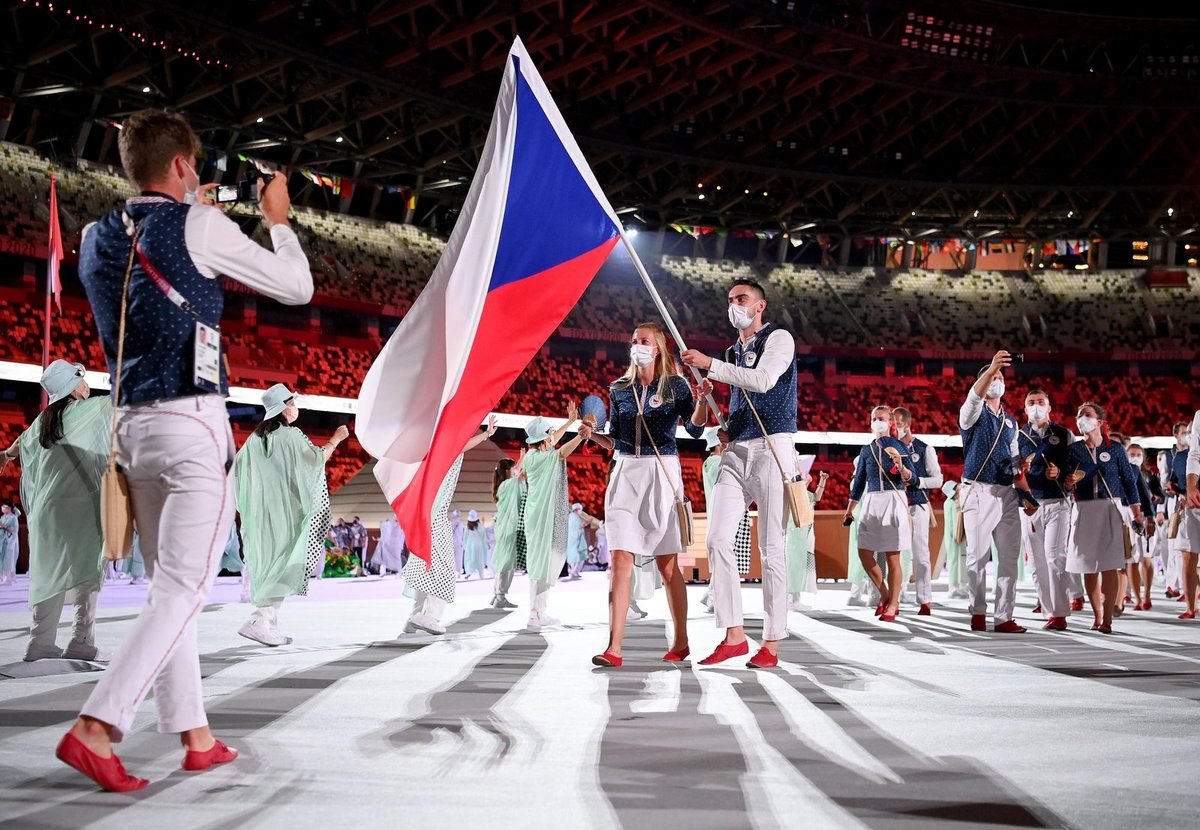 Petra Kvitová s Tomášem Satoranským jako vlajkonoši české výpravy při slavnostním zahájení olympijských her v Tokiu