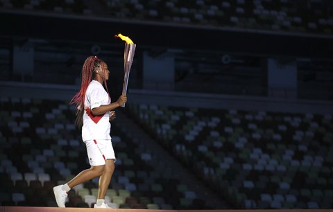 Naomi Ósakaová s olympijským ohněm