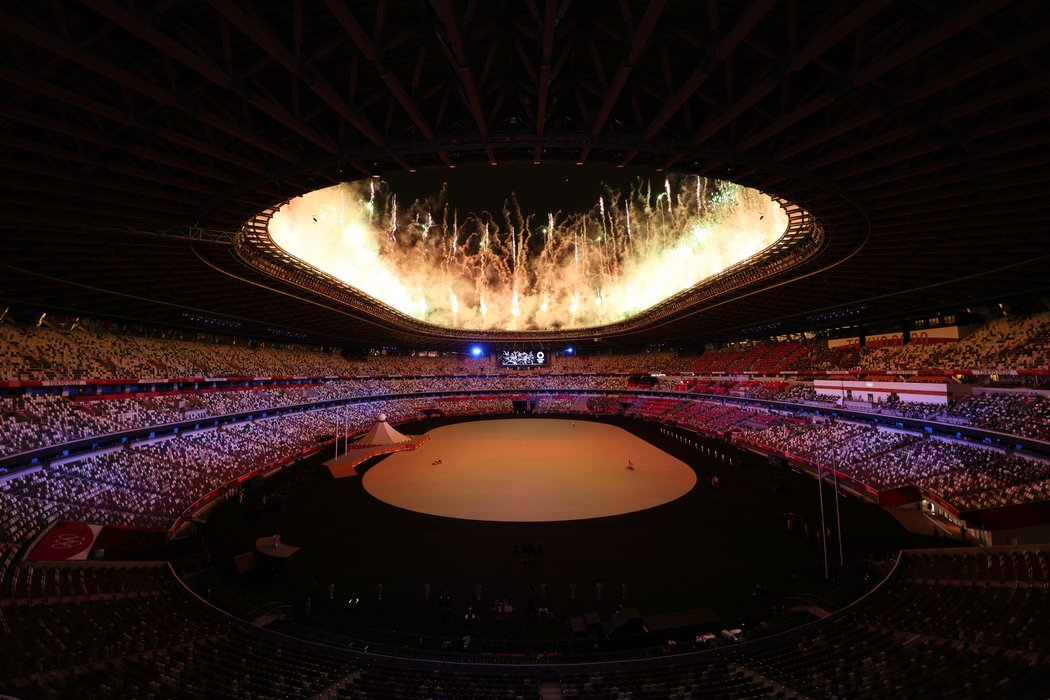 Ohňostroj před prázdným stadionem na slavnostním zahájení olympijských her
