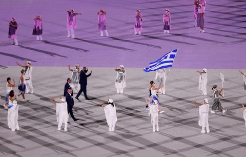 Řečtí sportovci jako první nastupují na plochu olympijského stadionu v Tokiu