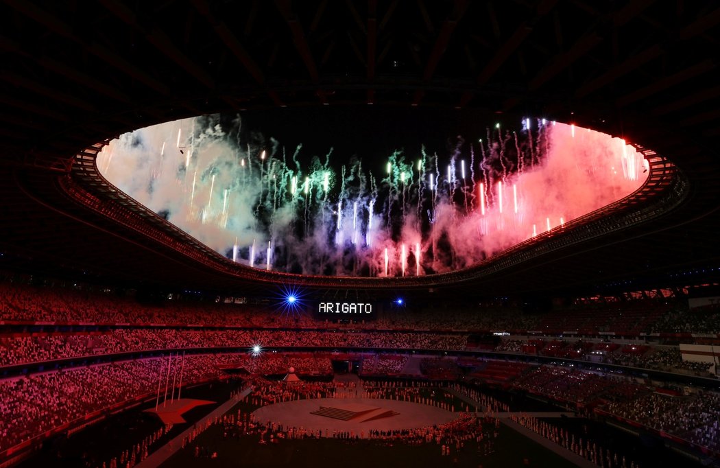 Ohňostroj na závěr olympijských her v Tokiu