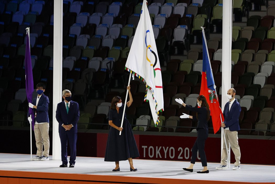 Anne Hidalgová, starostka Paříže, mává olympijskou vlajkou, kterou převzala při závěrečném ceremoniálu v Tokiu