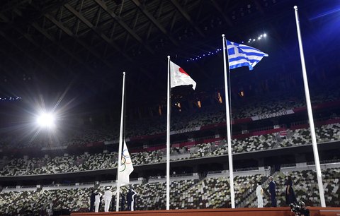 Olympijská vlajka na tokijském stadionu klesá, štafetu přebírá Paříž