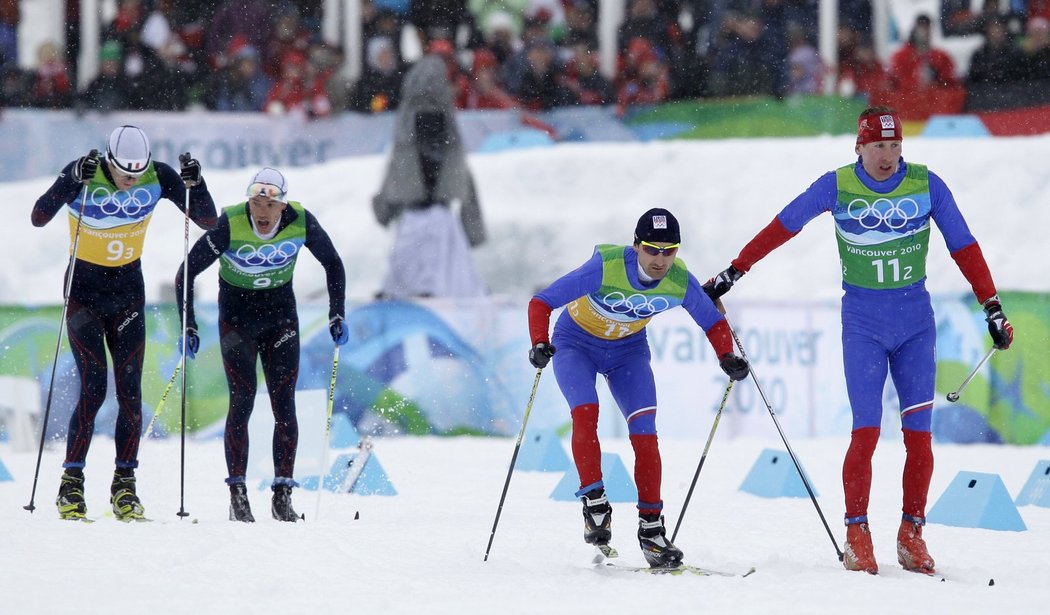 Lukáš Bauer (vpravo) předává do třetího úseku Jiřímu Magálovi