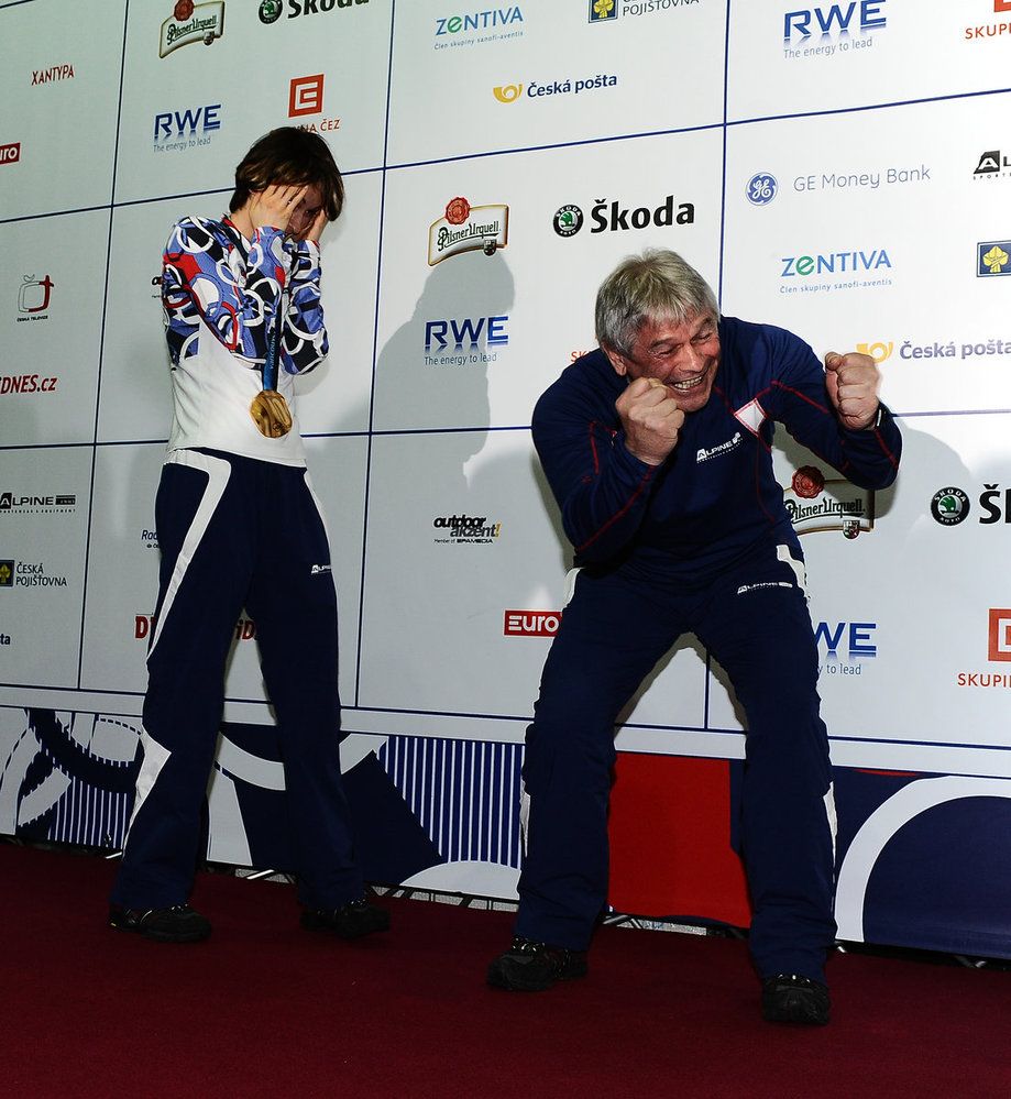 Trenér Petr Novák se v Českém domě raduje ze zlata Martiny Sáblíkové (vlevo) na olympiádě ve Vancouveru