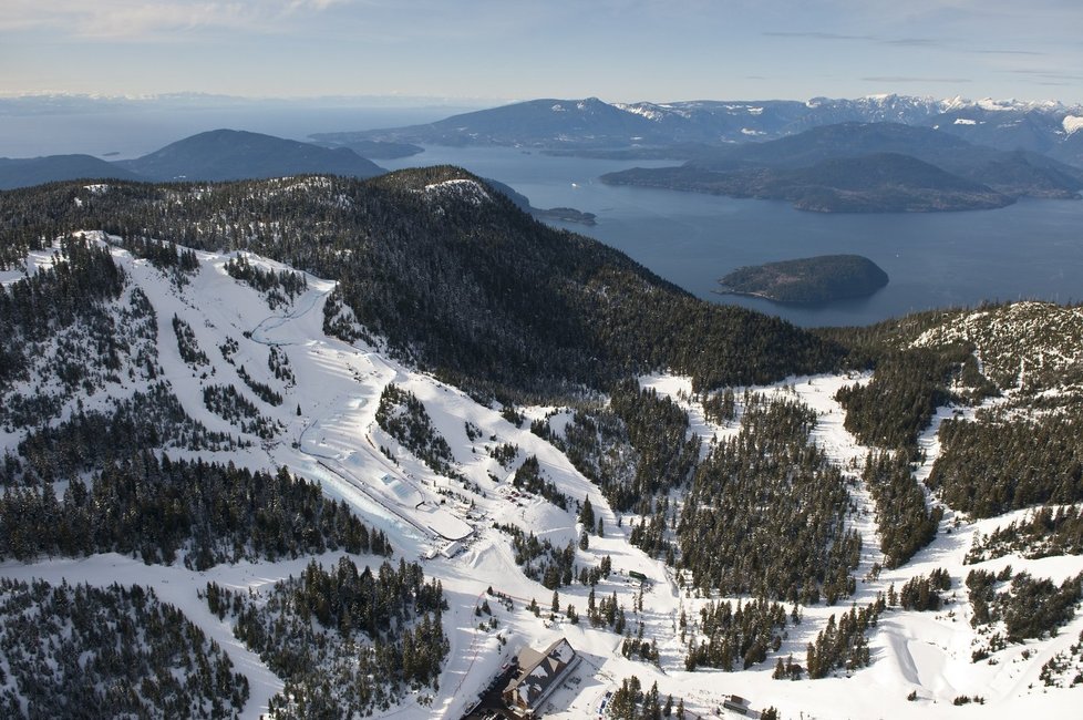 Celkový pohled na areál v Cypress Mountain, kde se odehrávají soutěže v akrobatickém lyžování