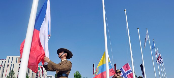 Vlajky míří na stožáry, olympijská sláva může začít