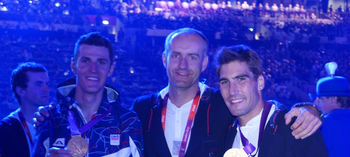 Vladimír Brejcha se na olympiádě v Londýně takhle fotil se zlatými medailisty Jaroslavem Kulhavým a Davidem Svobodou