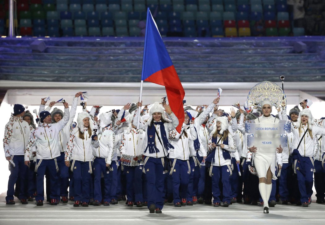 Čeští sportovci a funkcionáři zdraví fanoušky na olympijském stadionu v Soči.
