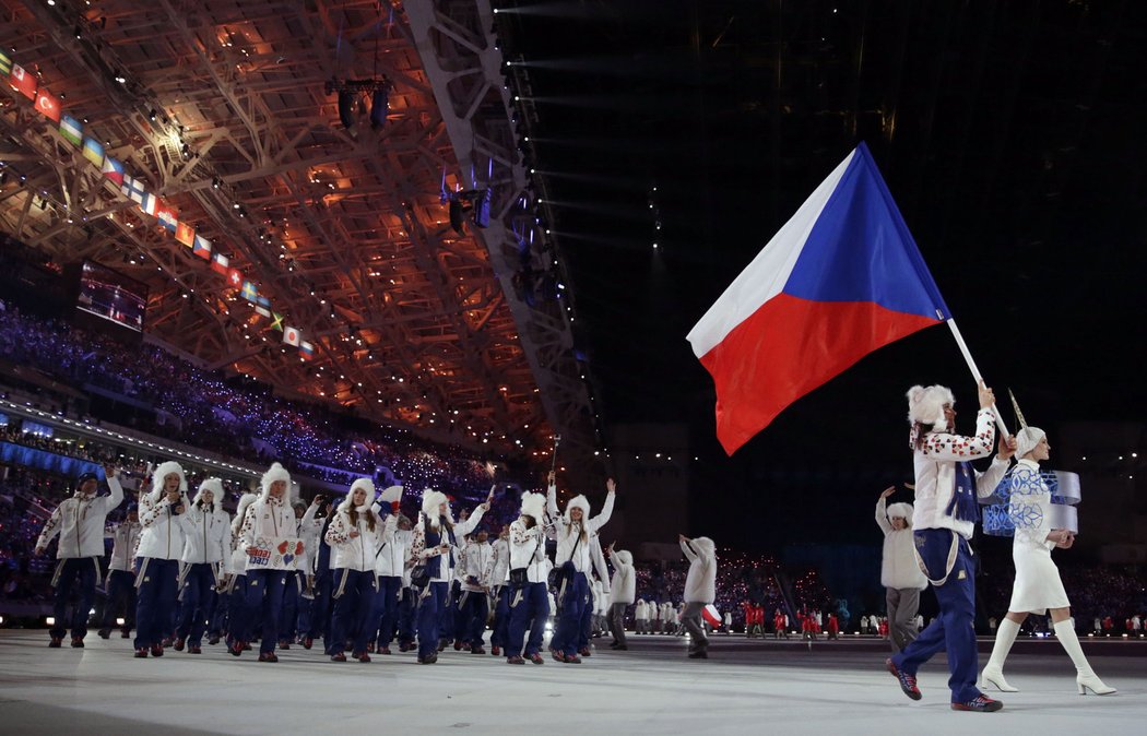 Šárka Strachová přivádí českou výpravu na olympijský stadion v Soči