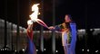 Treťjak a Rodninová společně zapalují olympijský oheň