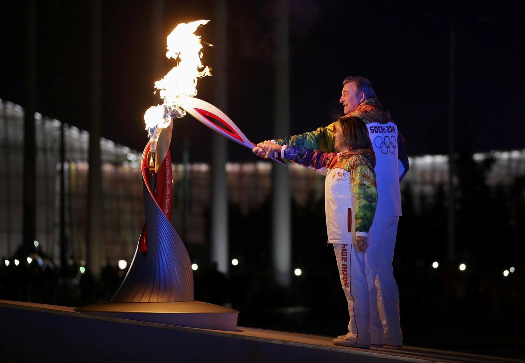 Treťjak a Rodninová společně zapalují olympijský oheň