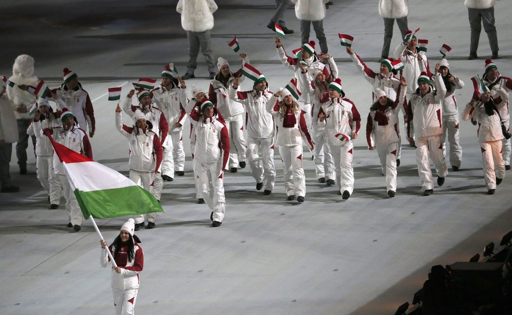 Maďaská skupinka na ploše olympijského stadionu
