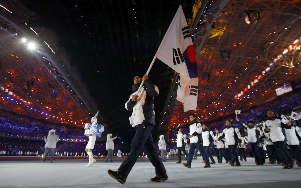 Sportovci a funkcionáři Jižní Koreje na ploše olympiského stadionu