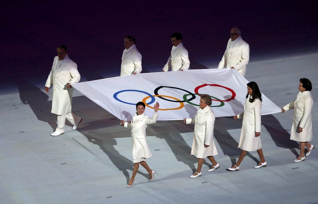 Olympijská vlajka je přinášena na stadion
