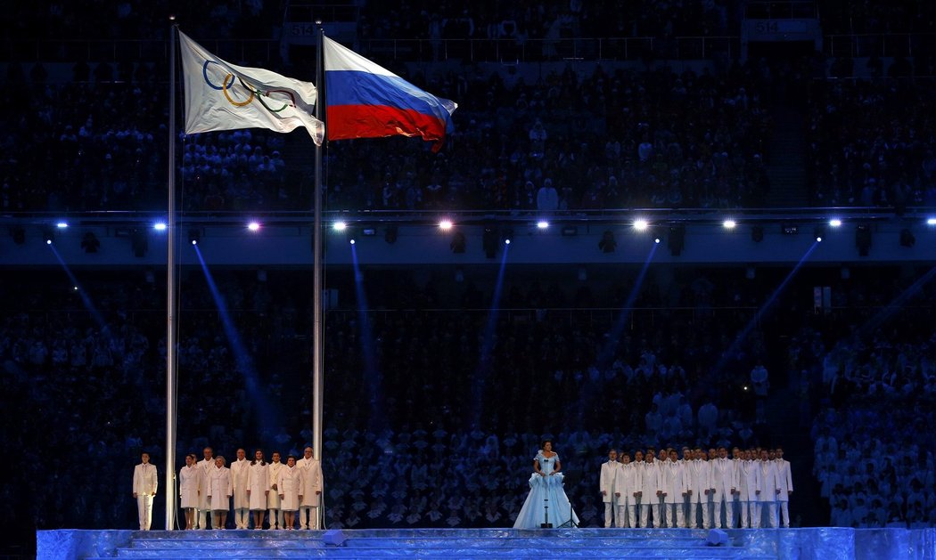 Olympijská vlajka je vztyčena vedle ruské zástavy