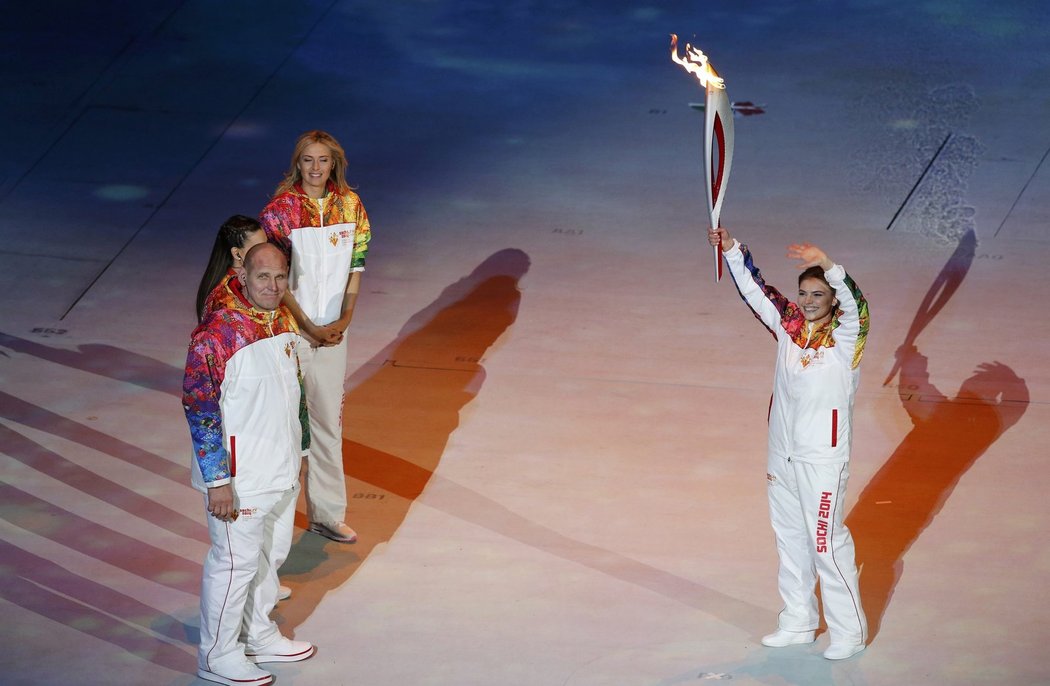 Olympijskou pochodeň přebírá bývalá gymnastka Alina Kabaevová.