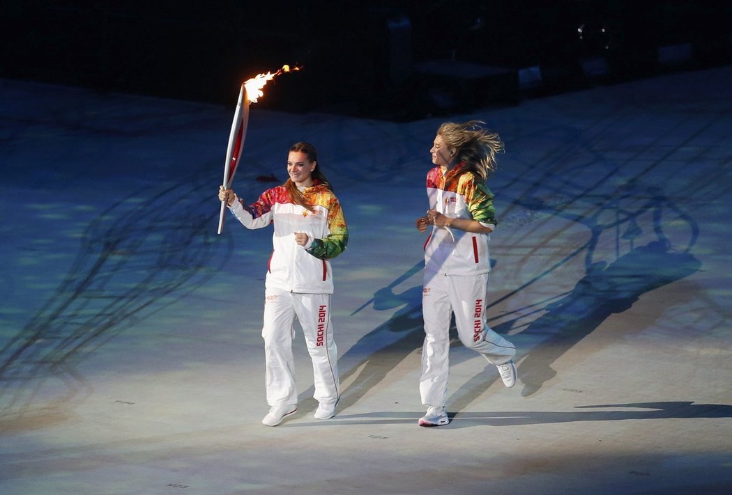 Šarapovová předává olympijskou pochodeň tyčkařce Isinbajevové