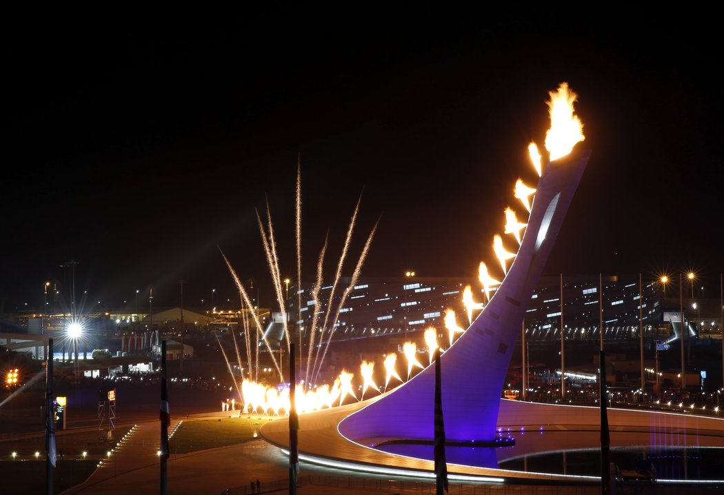 Olympijský oheň je zapálen, hry mohou začít
