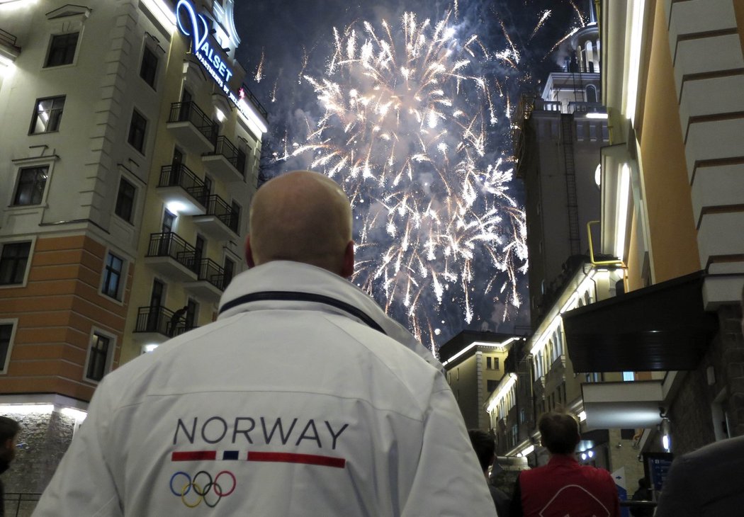 Olympijský ohňostroj si užívali i fanoušci v ulicích