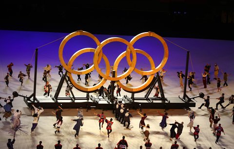 Olympijské kruhy vznikly na ploše důmyslnou kontrukcí...