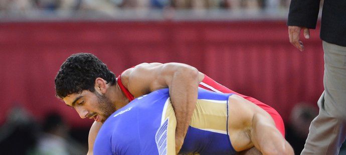 Ázerbajdžánec Toghrul Asgarov (v červeném) získal v Londýně zlatou medaili v kategorii do 60 kilogramů.