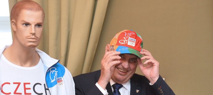 Prezident Miloš Zeman si vyzkoušel olympijskou čepici