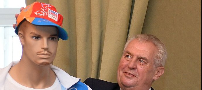 Prezident Miloš Zeman si prohlíží olympijskou kolekci
