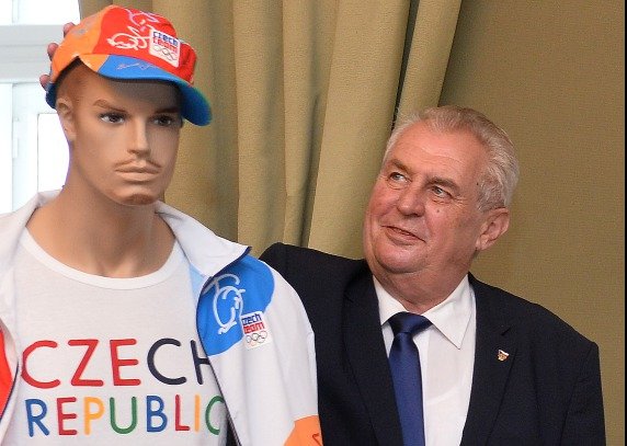 Prezident Miloš Zeman si prohlíží olympijskou kolekci